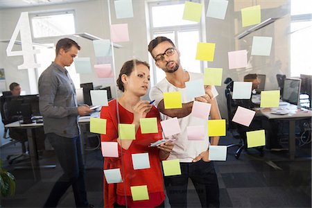 postit - People in office with post-its Foto de stock - Sin royalties Premium, Código: 6102-07790172