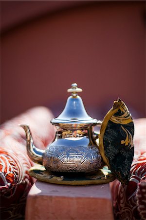 Close-up of brass teapot Photographie de stock - Premium Libres de Droits, Code: 6102-07790180