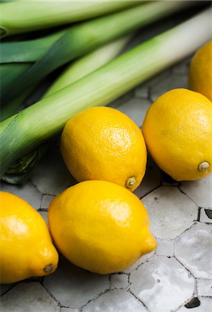 simsearch:6102-08388330,k - High angle view of lemons and leeks Stock Photo - Premium Royalty-Free, Code: 6102-07842780