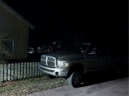 Car parked at night Photographie de stock - Premium Libres de Droits, Code: 6102-07842788