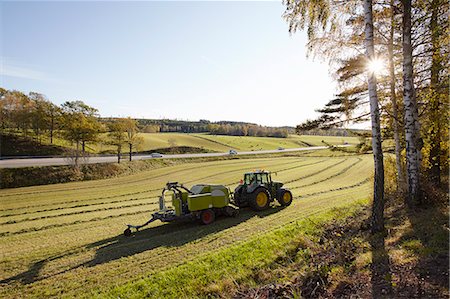 simsearch:6102-08683390,k - Tractor on field Photographie de stock - Premium Libres de Droits, Code: 6102-07842790