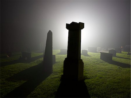 Cemetery at night Photographie de stock - Premium Libres de Droits, Code: 6102-07842795