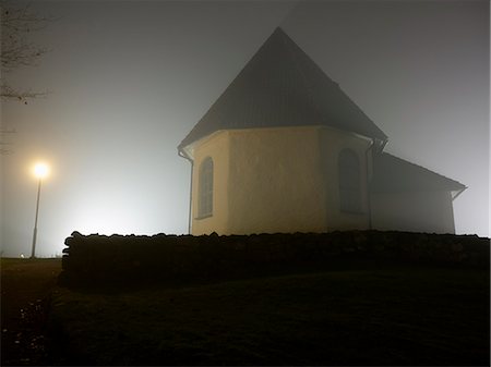 simsearch:6102-07842796,k - Church in fog at night Foto de stock - Sin royalties Premium, Código: 6102-07842796