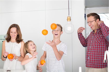 Family preparing christmas decoration with oranges Foto de stock - Sin royalties Premium, Código: 6102-07842710