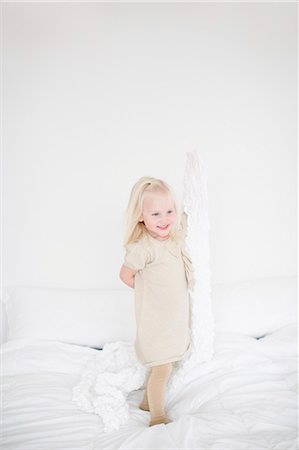 simsearch:6102-07842733,k - Little girl standing on bed Foto de stock - Royalty Free Premium, Número: 6102-07842737