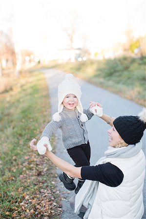 simsearch:6102-07843044,k - Mother with daughter on walk at autumn Photographie de stock - Premium Libres de Droits, Code: 6102-07843046