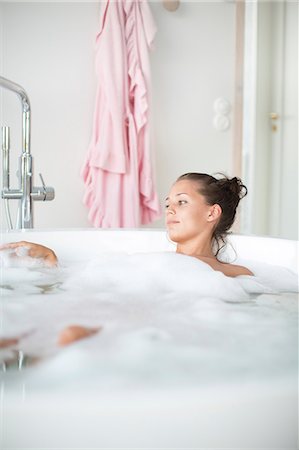 simsearch:6102-07843056,k - Young woman having bath Stockbilder - Premium RF Lizenzfrei, Bildnummer: 6102-07843057