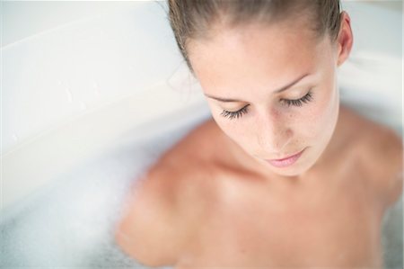 simsearch:6102-07843056,k - Young woman having bath Stockbilder - Premium RF Lizenzfrei, Bildnummer: 6102-07843065