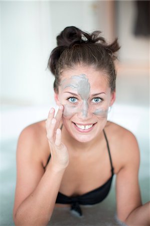 simsearch:6102-07843056,k - Young woman using face mask Stockbilder - Premium RF Lizenzfrei, Bildnummer: 6102-07843071