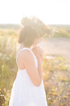 Young woman wearing flower wreath Stock Photo - Premium Royalty-Free, Code: 6102-07843077