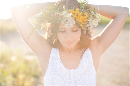 Young woman wearing flower wreath Photographie de stock - Premium Libres de Droits, Code: 6102-07843076