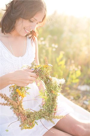 simsearch:6102-07768749,k - Young woman making flower wreath Photographie de stock - Premium Libres de Droits, Code: 6102-07843083