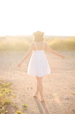 Young woman wearing flower wreath Stock Photo - Premium Royalty-Free, Code: 6102-07843087