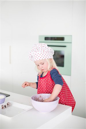 simsearch:6102-07769120,k - Girl baking Foto de stock - Sin royalties Premium, Código: 6102-07843120