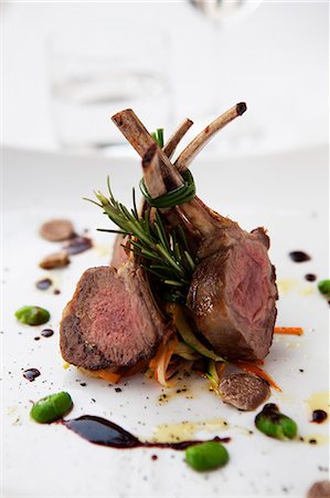 Lamb shanks on plate Photographie de stock - Premium Libres de Droits, Code: 6102-07843265