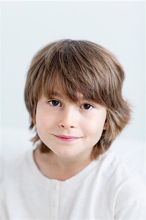 simsearch:6102-03904043,k - Portrait of smiling boy, studio shot Photographie de stock - Premium Libres de Droits, Code: 6102-07843227