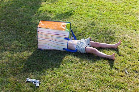 Boy with carrier bag on head Stockbilder - Premium RF Lizenzfrei, Bildnummer: 6102-07843348