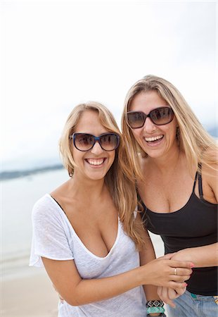positiv - Happy mother with daughter on beach Foto de stock - Sin royalties Premium, Código: 6102-07843306