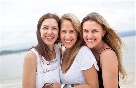 drei personen - Happy women on beach Photographie de stock - Premium Libres de Droits, Code: 6102-07843310
