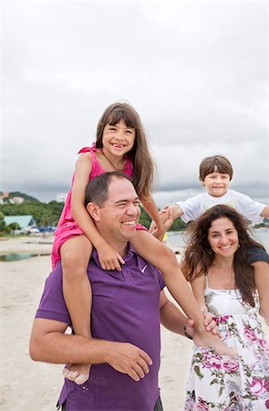 piggyback brothers - Parents son and daughter on beach Photographie de stock - Premium Libres de Droits, Code: 6102-07843334