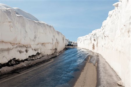 sicily etna - Car on country road with snowdrifts on sides Stock Photo - Premium Royalty-Free, Code: 6102-07843465