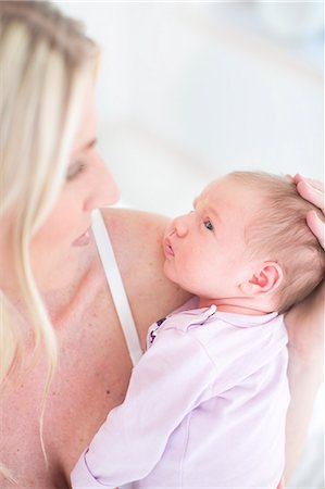 simsearch:6102-06337043,k - Woman holding newborn daughter Photographie de stock - Premium Libres de Droits, Code: 6102-07843471