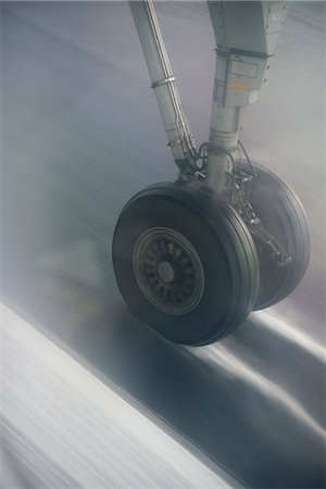 roue (outil) - Close-up of airplane wheel Photographie de stock - Premium Libres de Droits, Code: 6102-07843492
