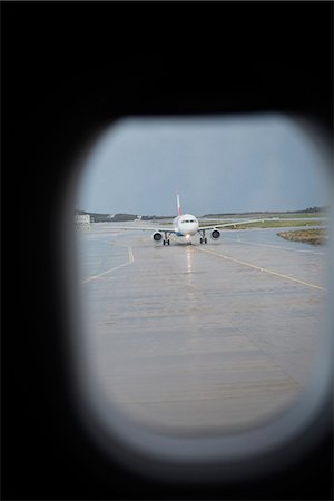 pista de aterrizaje - View of plane on runway through airplane window Foto de stock - Sin royalties Premium, Código: 6102-07843497