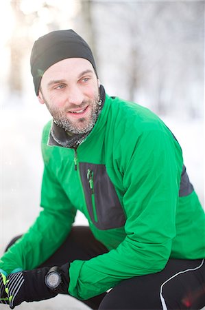 simsearch:6102-07158075,k - Mid adult man in sports clothes at winter Photographie de stock - Premium Libres de Droits, Code: 6102-07843427