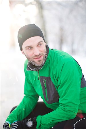 simsearch:6102-07158075,k - Mid adult man in sports clothes at winter Photographie de stock - Premium Libres de Droits, Code: 6102-07843428