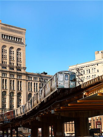 simsearch:6102-07843561,k - Low angle view of subway train Photographie de stock - Premium Libres de Droits, Code: 6102-07843549