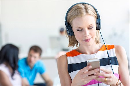 simsearch:6102-07843687,k - Woman listening music on cell phone Stock Photo - Premium Royalty-Free, Code: 6102-07843690