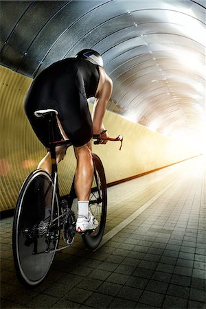 fahrrad - Man cycling through tunnel Stockbilder - Premium RF Lizenzfrei, Bildnummer: 6102-07843615
