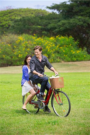 simsearch:400-04835760,k - Couple cycling through lawn Foto de stock - Sin royalties Premium, Código: 6102-07843805