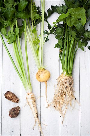 simsearch:6102-08885262,k - Root vegetables on wooden background Foto de stock - Royalty Free Premium, Número: 6102-07843821