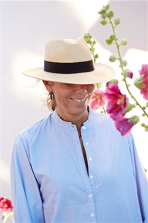 rose trémière - Mature woman wearing sun hat Photographie de stock - Premium Libres de Droits, Code: 6102-07844071