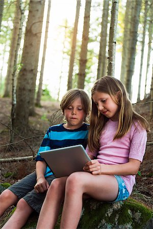 simsearch:6102-08184099,k - Boy and girl using digital tablet in forest Foto de stock - Royalty Free Premium, Número: 6102-07844086