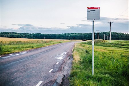 Bus stop on country road Photographie de stock - Premium Libres de Droits, Code: 6102-07844095