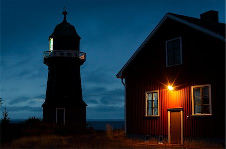 simsearch:6102-08278862,k - Lighthouse at dusk Foto de stock - Royalty Free Premium, Número: 6102-07844002