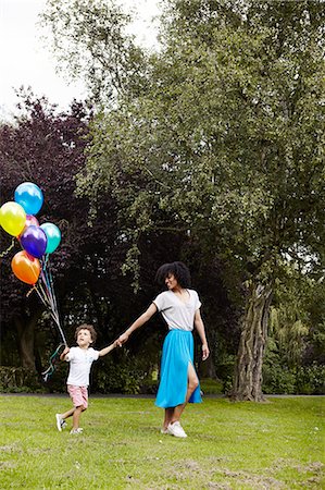 Mother with son walking with bunch of balloons Foto de stock - Sin royalties Premium, Código: 6102-07844147