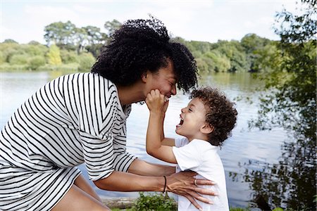 positiv - Mother with son playing together Foto de stock - Sin royalties Premium, Código: 6102-07844134