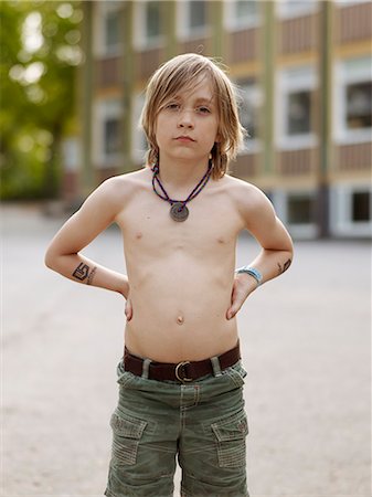 descamisado - Boy standing and looking at camera Photographie de stock - Premium Libres de Droits, Code: 6102-07844228