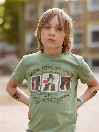 Boy standing and looking at camera Photographie de stock - Premium Libres de Droits, Code: 6102-07844229