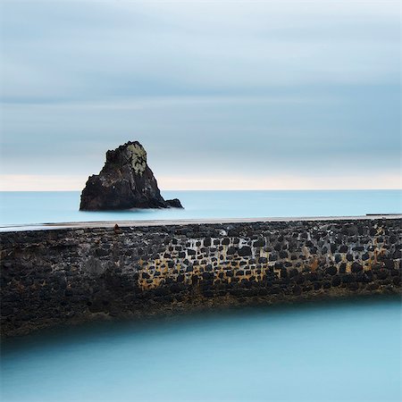 Stone wall and rock at sea Foto de stock - Royalty Free Premium, Número: 6102-07844326