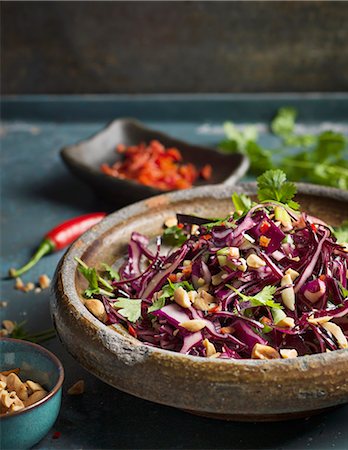 Red cabbage salad Photographie de stock - Premium Libres de Droits, Code: 6102-08062876