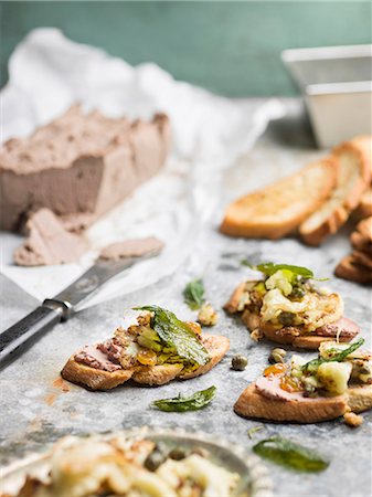 salvia - Pate on toasted bread Foto de stock - Sin royalties Premium, Código: 6102-08062899