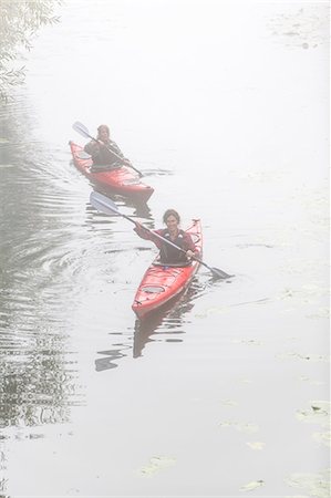 simsearch:6102-08329592,k - Women kayaking in fog Photographie de stock - Premium Libres de Droits, Code: 6102-08062947