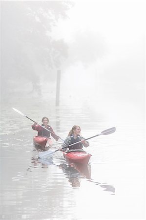 person in canoe - Women kayaking in fog Foto de stock - Sin royalties Premium, Código: 6102-08062948