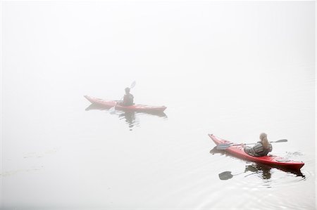 simsearch:6102-08329592,k - People kayaking in fog Photographie de stock - Premium Libres de Droits, Code: 6102-08062950