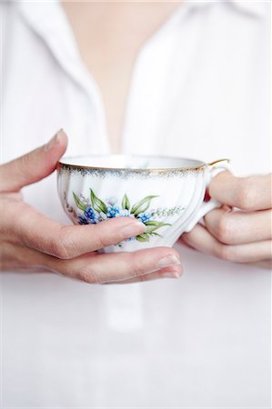 Hands holding cup Foto de stock - Sin royalties Premium, Código: 6102-08062955